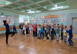 Uczniowie klas I-III na zajęciach tanecznych
